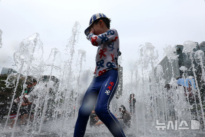 충남권 낮 기온 30도 안팎 '더위'…아침 '짙은 안개' 주의