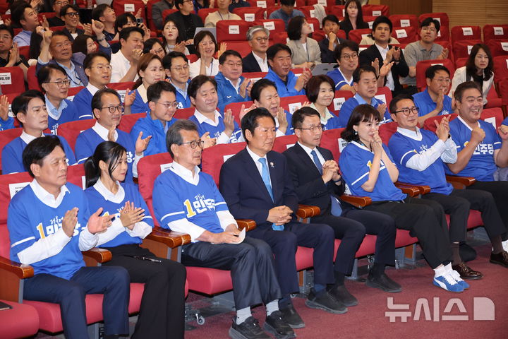 [서울=뉴시스] 김금보 기자 = 정청래 더불어민주당 총괄상임선대위원장이 3일 오후 서울 여의도 국회 의원회관에 마련된 개표 상황실에서 제9회 전국동시지방선거 출구조사 결과 발표를 시청하고 있다. 2026.06.03. kgb@newsis.com