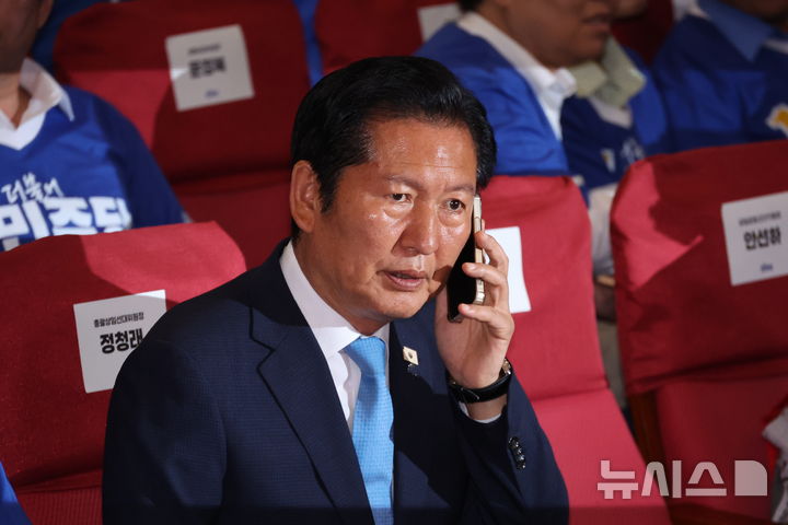 [서울=뉴시스] 김금보 기자 = 정청래 더불어민주당 총괄상임선대위원장이 3일 오후 서울 여의도 국회 의원회관에 마련된 개표 상황실에서 제9회 전국동시지방선거 출구조사 결과 발표 시청에 앞서 통화하고 있다. 2026.06.03. kgb@newsis.com