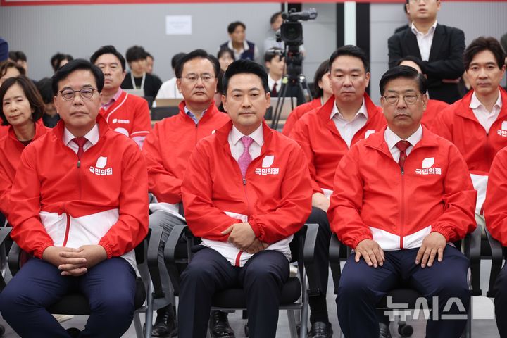 [서울=뉴시스] 조성봉 기자=장동혁 국민의힘 대표와 선거대책위원회 관계자들이 3일 오후 서울 여의도 중앙당사에서 6·3 지방선거와 재보궐선거 출구조사 결과 방송을 보고 있다.2026.06.03. suncho21@newsis.com