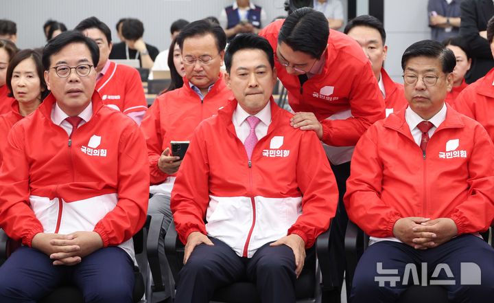 [서울=뉴시스] 조성봉 기자= 장동혁 국민의힘 대표가 3일 오후 서울 여의도 중앙당사에서 6·3 지방선거와 재보궐선거 출구조사 결과 방송을 보며 박준태 비서실장의 보고를 받고 있다.2026.06.03. suncho21@newsis.com