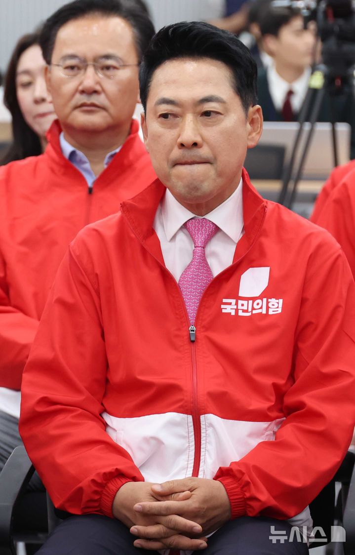 [서울=뉴시스] 조성봉 기자= 장동혁 국민의힘 대표가 3일 오후 서울 여의도 중앙당사에서 6·3 지방선거와 재보궐선거 출구조사 결과 방송을 보고 있다.2026.06.03. suncho21@newsis.com