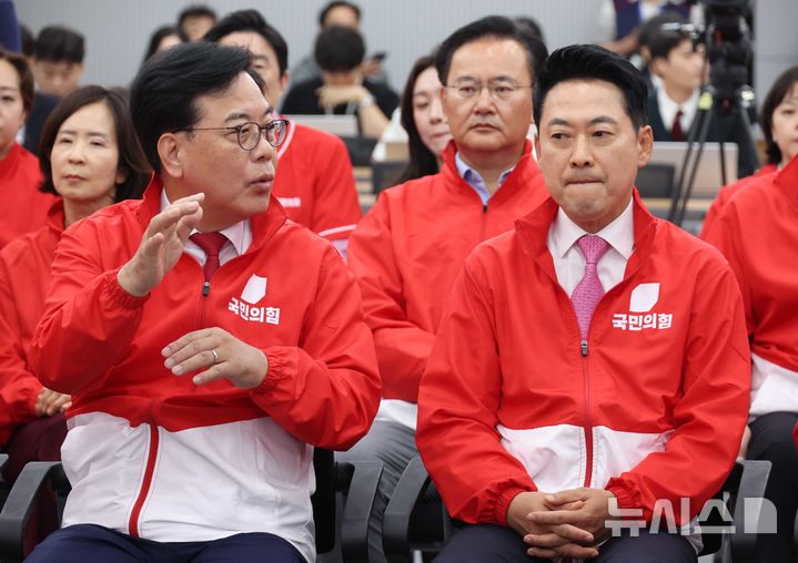 [서울=뉴시스] 조성봉 기자= 장동혁 국민의힘 대표와 송언석 원내대표가 3일 오후 서울 여의도 중앙당사에서 6·3 지방선거와 재보궐선거 출구조사 결과 방송을 보며 대화를 하고 있다.2026.06.03. suncho21@newsis.com
