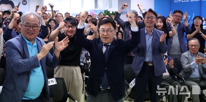 [서울=뉴시스] 김선웅 기자 = 정근식 서울시교육감 후보가 제9회 전국동시지방선거일인 3일 서울 종로구 소재 선거캠프에서 출구조사 결과 발표를 보며 환호하고 있다. 2026.06.03. mangusta@newsis.com