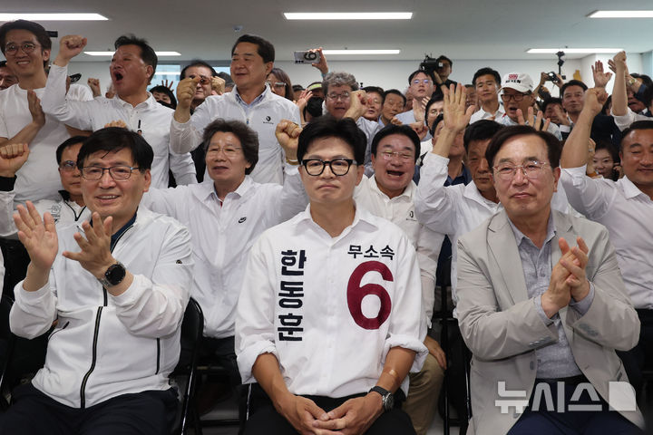 [부산=뉴시스] 권창회 기자 = 제9회 전국동시지방선거 및 국회의원 재보궐선거일인 3일 한동훈 무소속 부산 북구 갑 국회의원 후보가 부산 북구 한동훈 선거사무소에서 개표방송을 지켜보고 있다. 2026.06.03. kch0523@newsis.com