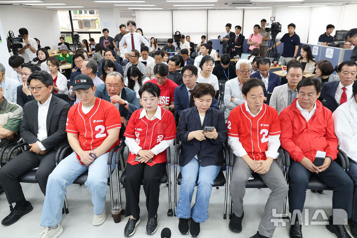 [서울=뉴시스] 황준선 기자 = 제9회 전국동시지방선거일인 3일 오후 서울 종로구 오세훈 국민의힘 서울시장 후보 선거사무실에서 김병민(왼쪽부터) 캠프 대변인, 김재섭 의원, 윤희숙 전 의원, 조은희 의원, 박수민 의원과 캠프 관계자들이 방송사 출구조사 결과를 시청하고 있다. 2026.06.03. hwang@newsis.com