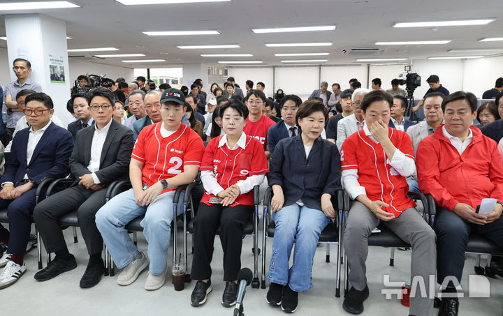 [서울=뉴시스] 황준선 기자 = 제9회 전국동시지방선거일인 3일 오후 서울 종로구 오세훈 국민의힘 서울시장 후보 선거사무실에서 김병민(왼쪽부터) 캠프 대변인, 김재섭 의원, 윤희숙 전 의원, 조은희 의원, 박수민 의원과 캠프 관계자들이 방송사 출구조사 결과를 시청하고 있다. 2026.06.03. hwang@newsis.com