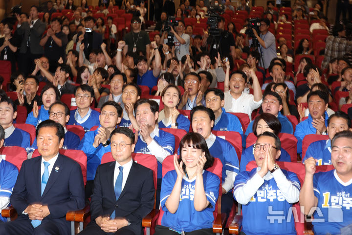 [서울=뉴시스] 고승민 기자 = 더불어민주당 관계자들이 제9회 전국동시지방선거일인 3일 서울 여의도 국회 의원회관에 마련된 개표상황실에서 방송사 출구조사 결과 발표를 보며 환호하고 있다. 2026.06.03. kkssmm99@newsis.com