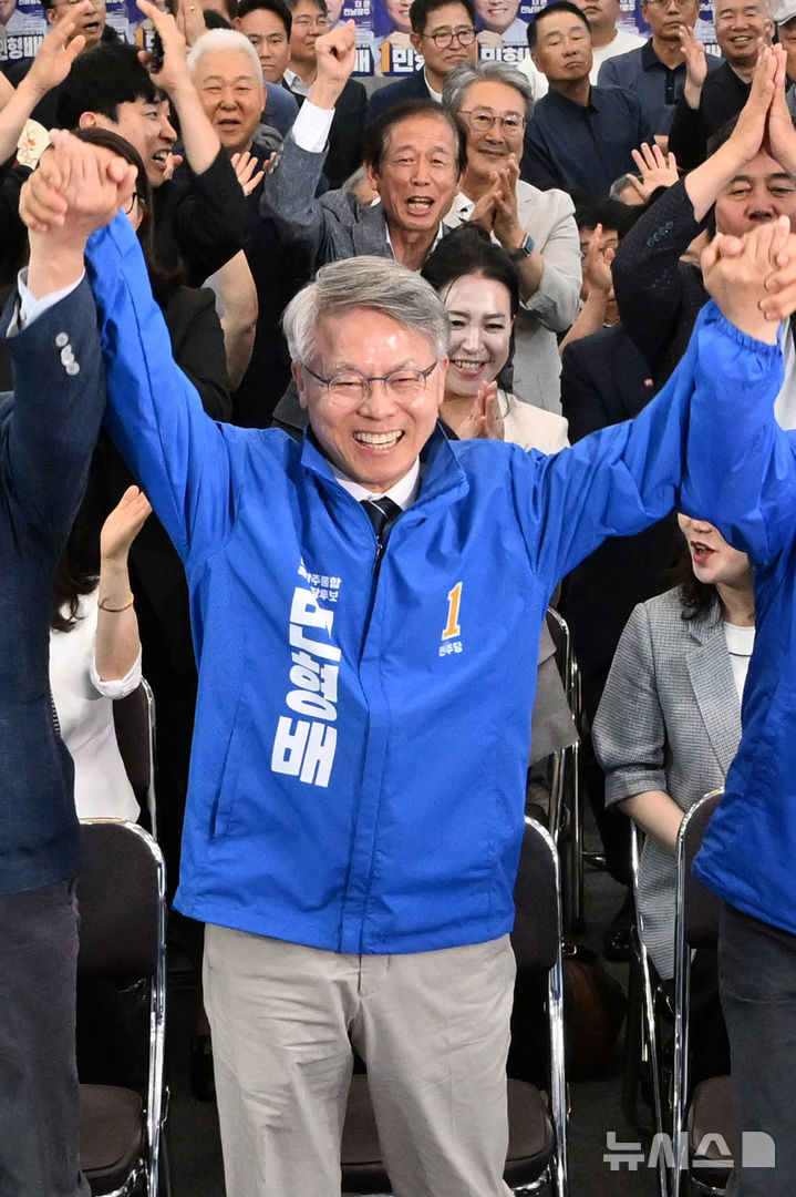 [광주=뉴시스] 이영주 기자 = 민형배(가운데) 더불어민주당 전남광주통합특별시장 후보가 3일 오후 광주 서구 자신의 선거사무소에서 방송3사 출구조사 결과에 환호하고 있다. 2026.06.03. leeyj2578@newsis.com