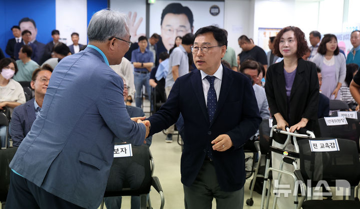 [서울=뉴시스] 김선웅 기자 = 정근식 서울시교육감 후보가 제9회 전국동시지방선거의 투표가 종료된 3일 오후 서울 종로구 소재 선거캠프에서 지지자들과 인사를 나누고 있다. 2026.06.03. mangusta@newsis.com