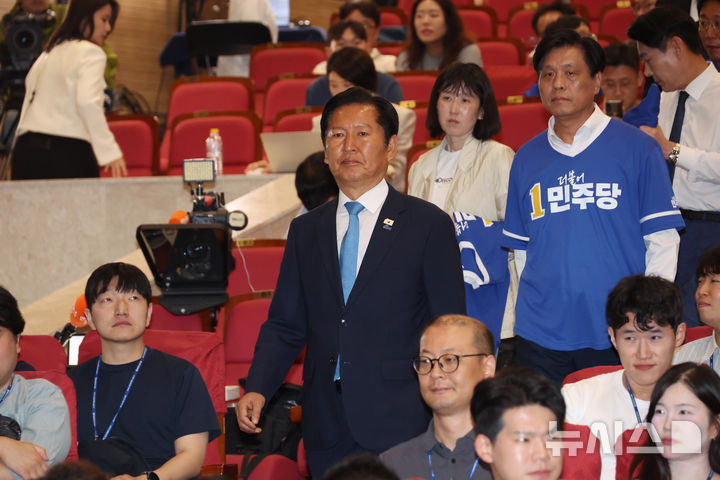[서울=뉴시스] 고승민 기자 = 정청래 더불어민주당 총괄상임선대위원장이 제9회 전국동시지방선거일인 3일 서울 여의도 국회 의원회관에 마련된 개표상황실로 들어서고 있다. 2026.06.03. kkssmm99@newsis.com