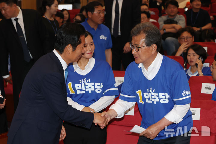 [서울=뉴시스] 고승민 기자 = 정청래 더불어민주당 총괄상임선대위원장과 이시종 공동상임선대위원장이 제9회 전국동시지방선거일인 3일 서울 여의도 국회 의원회관에 마련된 개표상황실에서 방송사 출구조사 결과 발표를 보기 전 인사하고 있다. 2026.06.03. kkssmm99@newsis.com