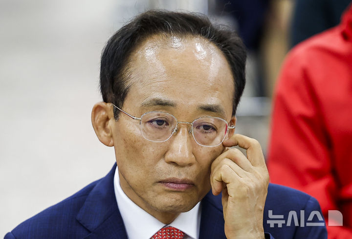 [대구=뉴시스] 정병혁 기자 = 추경호 국민의힘 대구시장 후보가 3일 대구 수성구 국민의힘 대구시광역시당에 마련된 개표상황실에서 출구조사 방송을 지켜보고 있다. 2026.06.03. jhope@newsis.com
