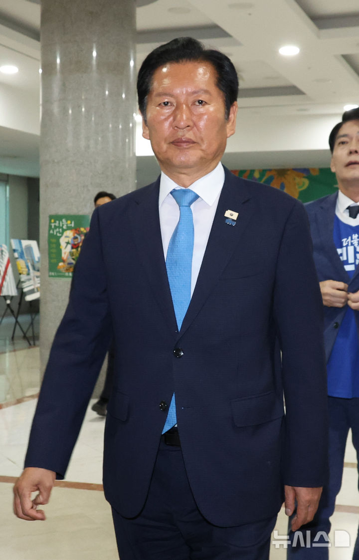 [서울=뉴시스] 김금보 기자 = 정청래 더불어민주당 총괄상임선대위원장이 3일 오후 서울 여의도 국회 의원회관에 마련된 개표 상황실에서 제9회 전국동시지방선거 출구조사 결과 발표를 시청한 뒤 이동하고 있다. 2026.06.03. kgb@newsis.com