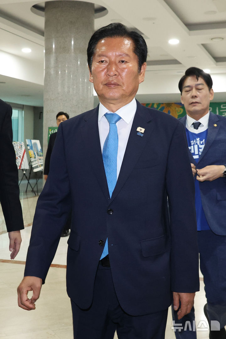 [서울=뉴시스] 김금보 기자 = 정청래 더불어민주당 총괄상임선대위원장이 3일 오후 서울 여의도 국회 의원회관에 마련된 개표 상황실에서 제9회 전국동시지방선거 출구조사 결과 발표를 시청한 뒤 이동하고 있다. 2026.06.03. kgb@newsis.com