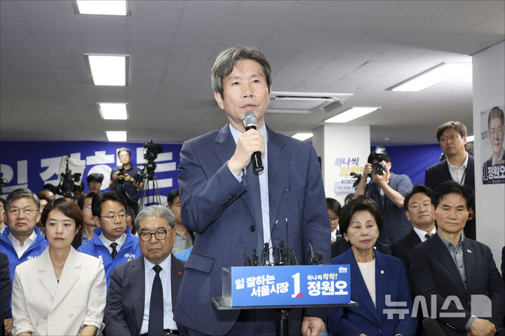 [서울=뉴시스] 김근수 기자 = 이인영 더불어민주당 서울시장 후보 상임선거대책위원장이 3일 오후 서울 중구 정원오 더불어민주당 서울시장 선거사무소 개표상황실에서 출구조사와 관련해 발언하고 있다. (공동취재) 2026.06.03. photo@newsis.com