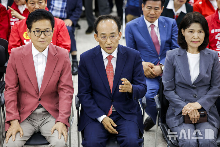 [대구=뉴시스] 정병혁 기자 = 추경호 국민의힘 대구시장 후보가 3일 대구 수성구 국민의힘 대구시광역시당에 마련된 개표상황실에서 이철우 국민의힘 경북도지사 후보, 이진숙 국민의힘 대구 달성군 국회의원 후보 등 대구, 경북 기초단체장, 광역-기초 후보들과 개표방송을 지켜보고 있다. 2026.06.03. jhope@newsis.com