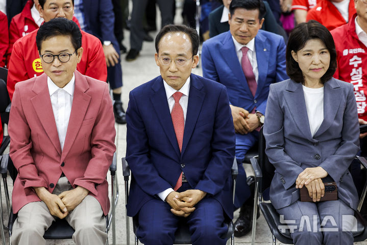 [대구=뉴시스] 정병혁 기자 = 추경호 국민의힘 대구시장 후보가 3일 대구 수성구 국민의힘 대구시광역시당에 마련된 개표상황실에서 이철우 국민의힘 경북도지사 후보, 이진숙 국민의힘 대구 달성군 국회의원 후보 등 대구, 경북 기초단체장, 광역-기초 후보들과 개표방송을 지켜보고 있다. 2026.06.03. jhope@newsis.com