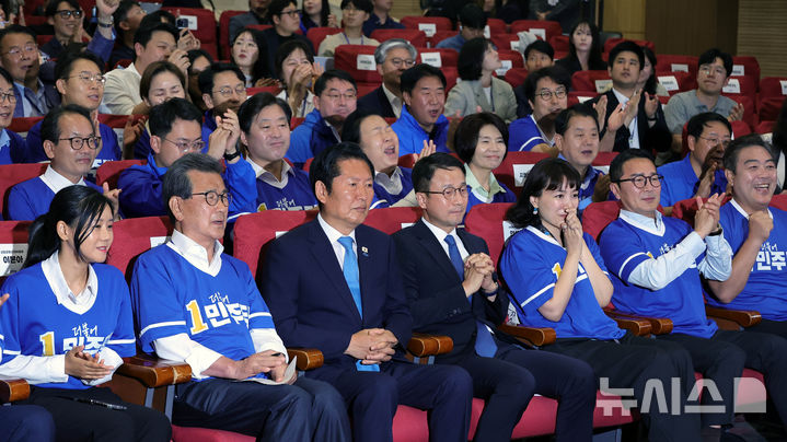 [서울=뉴시스] 고승민 기자 = 정청래 더불어민주당 총괄상임선대위원장을 비롯한 지도부가 3일 서울 여의도 국회의원회관에서 출구조사 발표 방송을 보고 있다. (공동취재) 2026.06.03. photo@newsis.com