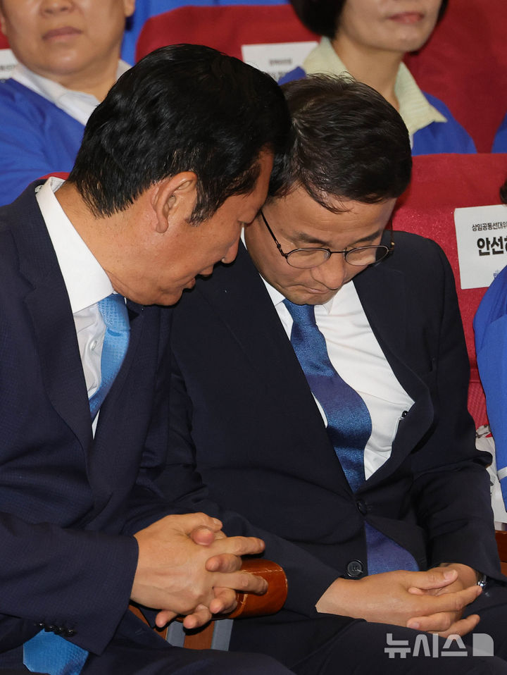 [서울=뉴시스] 고승민 기자 = 정청래 더불어민주당 총괄상임선대위원장과 한병도 공동상임선대위원장이 3일 서울 여의도 국회의원회관에서 출구조사 발표 전 대화를 나누고 있다. (공동취재) 2026.06.03. photo@newsis.com