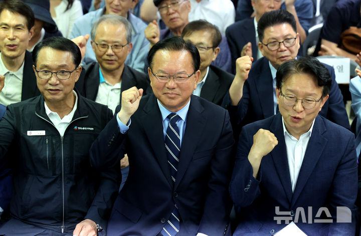[대구=뉴시스] 이무열 기자 = 김부겸(가운데) 더불어민주당 대구시장 후보가 3일 오후 대구 달서구 선거사무소에서 출구조사를 확인하고 있다. 2026.06.03. lmy@newsis.com