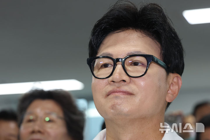 [부산=뉴시스] 권창회 기자 = 제9회 전국동시지방선거 및 국회의원 재보궐선거일인 지난 3일 한동훈 무소속 부산 북구 갑 국회의원 후보가 부산 북구 한동훈 선거사무소에서 개표방송을 지켜보고 있다. 2026.06.03. kch0523@newsis.com