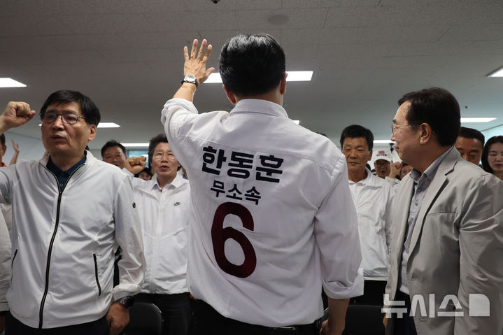 [부산=뉴시스] 권창회 기자 = 제9회 전국동시지방선거 및 국회의원 재보궐선거일인 3일 한동훈 무소속 부산 북구 갑 국회의원 후보가 부산 북구 한동훈 선거사무소에서 지지자들에게 인사하고 있다. 2026.06.03. kch0523@newsis.com