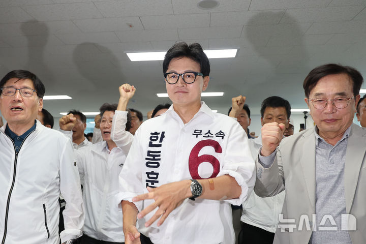 [부산=뉴시스] 권창회 기자 = 제9회 전국동시지방선거 및 국회의원 재보궐선거일인 3일 한동훈 무소속 부산 북구 갑 국회의원 후보가 부산 북구 한동훈 선거사무소에서 개표방송을 지켜보고 있다. 2026.06.03. kch0523@newsis.com