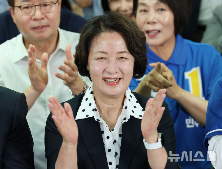 [수원=뉴시스] 김종택 기자 = 추미애 더불어민주당 경기도지사 후보가 3일 오후 경기 수원시 팔달구 마라톤빌딩에 마련된 선거사무소에서 캠프 관계자 및 지지자들과 출구조사 발표를 시청하며 밝게 웃고 있다. (공동취재) 2026.06.03. photo@newsis.com