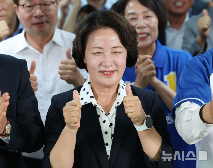 [수원=뉴시스] 김종택 기자 = 추미애 더불어민주당 경기도지사 후보가 3일 오후 경기 수원시 팔달구 마라톤빌딩에 마련된 선거사무소에서 캠프 관계자 및 지지자들과 출구조사 발표를 시청하고 있다. (공동취재) 2026.06.03. photo@newsis.com