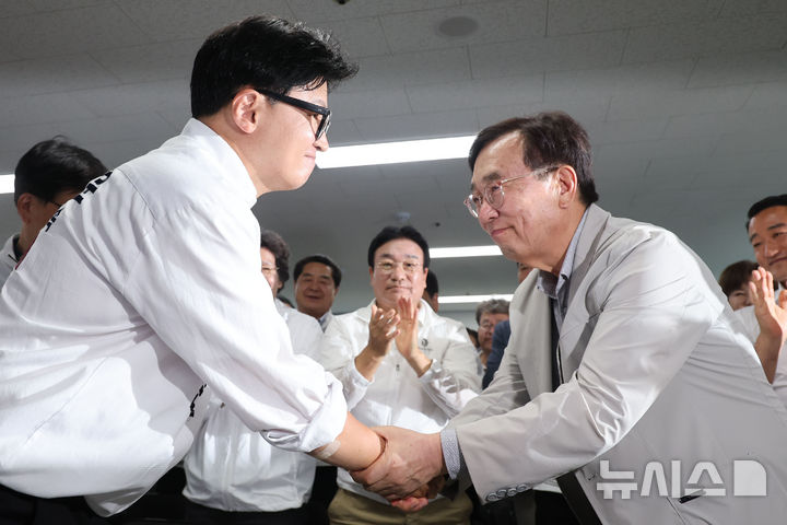 [부산=뉴시스] 권창회 기자 = 제9회 전국동시지방선거 및 국회의원 재보궐선거일인 3일 한동훈 무소속 부산 북구 갑 국회의원 후보가 부산 북구 한동훈 선거사무소에 참석하며 서병수 명예 선대위원장과 악수하고 있다. 2026.06.03. kch0523@newsis.com