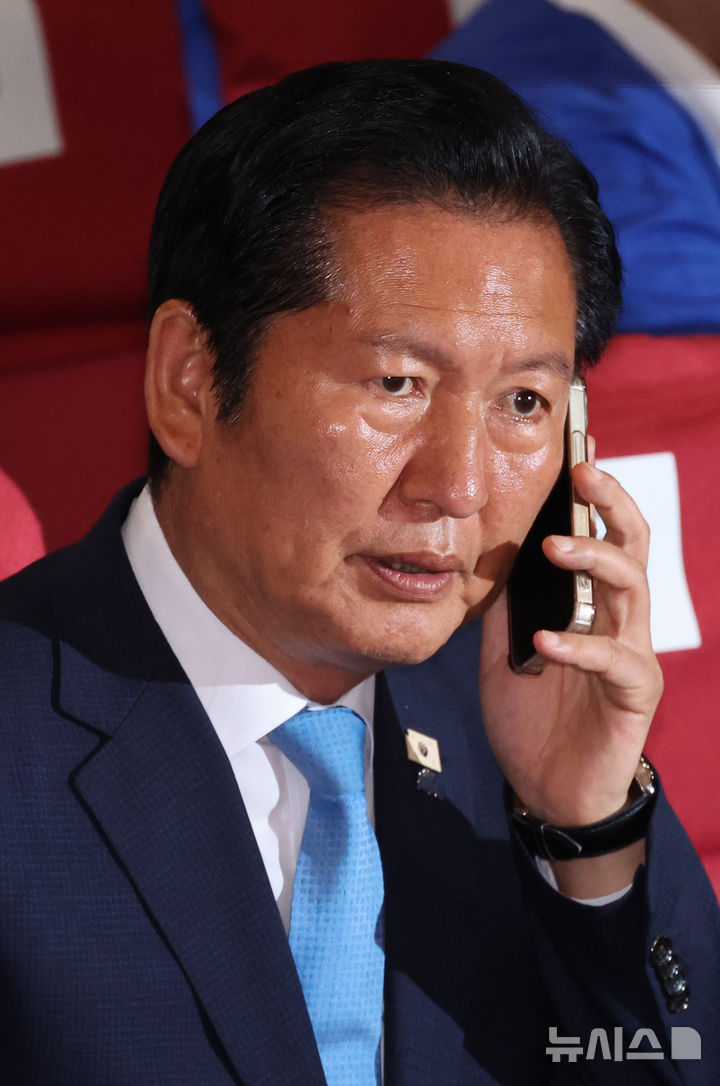 [서울=뉴시스] 김금보 기자 = 정청래 더불어민주당 총괄상임선대위원장이 3일 오후 서울 여의도 국회 의원회관에 마련된 개표 상황실에서 제9회 전국동시지방선거 출구조사 결과 발표 시청에 앞서 통화하고 있다. 2026.06.03. kgb@newsis.com
