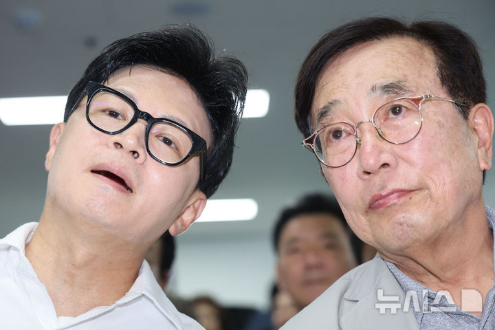 [부산=뉴시스] 권창회 기자 = 제9회 전국동시지방선거 및 국회의원 재보궐선거일인 3일 한동훈 무소속 부산 북구 갑 국회의원 후보가 부산 북구 한동훈 선거사무소에서 개표방송을 지켜보며 서병수 명예 선대위원장과 대화하고 있다. 2026.06.03. kch0523@newsis.com