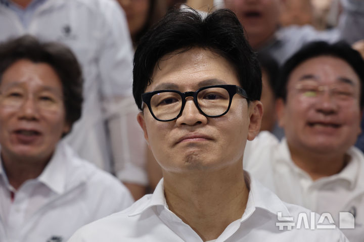[부산=뉴시스] 권창회 기자 = 제9회 전국동시지방선거 및 국회의원 재보궐선거일인 3일 한동훈 무소속 부산 북구 갑 국회의원 후보가 부산 북구 한동훈 선거사무소에서 개표방송을 지켜보고 있다. 2026.06.03. kch0523@newsis.com