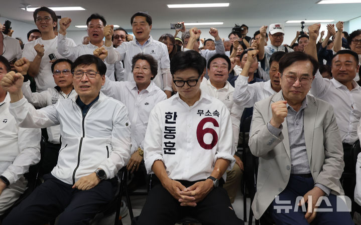 [부산=뉴시스] 권창회 기자 = 제9회 전국동시지방선거 및 국회의원 재보궐선거일인 3일 한동훈 무소속 부산 북구 갑 국회의원 후보가 부산 북구 한동훈 선거사무소에서 개표방송을 지켜보고 있다. 2026.06.03. kch0523@newsis.com