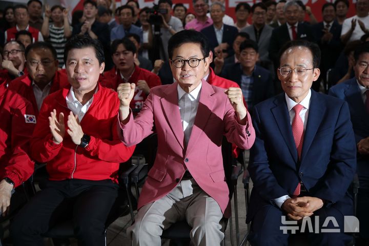 [대구=뉴시스] 정병혁 기자 = 이철우 국민의힘 경북도지사 후보가 3일 대구 수성구 국민의힘 대구시광역시당에 마련된 개표상황실에서 출구조사를 확인한 뒤 주먹을 들어보이고 있다 있다. (공동취재) 2026.06.03. photo@newsis.com