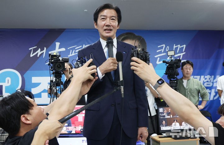 [평택=뉴시스] 김종택 기자 = 경기 평택을 국회의원 재선거에 출마한 조국혁신당 조국 후보가 3일 경기도 평택시 선거사무소에서 발언을 하고 있다. (공동취재) 2026.06.03. photo@newsis.com