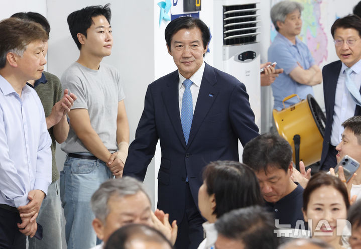 [평택=뉴시스] 김종택 기자 = 경기 평택을 국회의원 재선거에 출마한 조국혁신당 조국 후보가 3일 경기도 평택시 선거사무소에 도착하고 있다. (공동취재) 2026.06.03. photo@newsis.com
