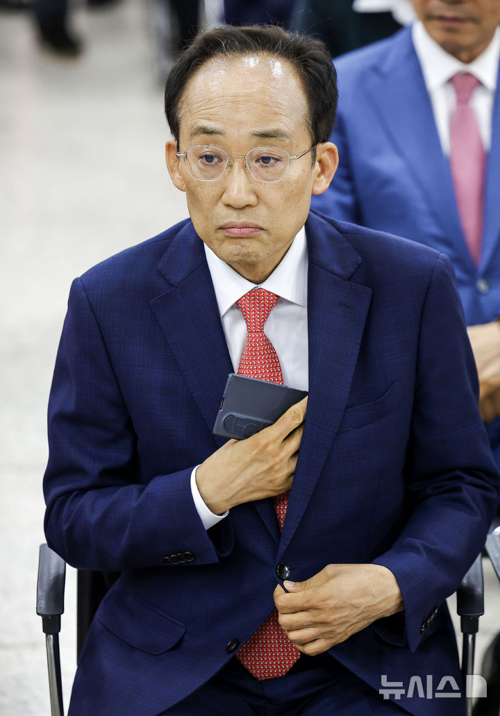 [대구=뉴시스] 정병혁 기자 = 추경호 국민의힘 대구시장 후보가 3일 대구 수성구 국민의힘 대구시광역시당에 마련된 개표상황실에서 출구조사 방송을 지켜보고 있다. 2026.06.03. jhope@newsis.com