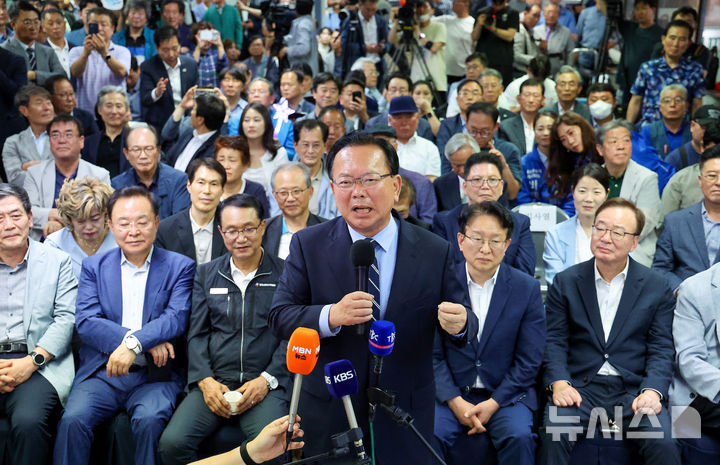 [대구=뉴시스] 이무열 기자 = 김부겸 더불어민주당 대구시장 후보가 3일 오후 대구 달서구 선거사무소에서 출구조사 확인 후 취재진 질문에 답하고 있다. 2026.06.03. lmy@newsis.com