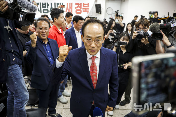 [대구=뉴시스] 정병혁 기자 = 추경호 국민의힘 대구시장 후보가 3일 대구 수성구 국민의힘 대구시광역시당에 마련된 개표상황실에서 출구조사를 확인한 뒤 이동하며 주먹을 들어보이고 있다. 2026.06.03. jhope@newsis.com