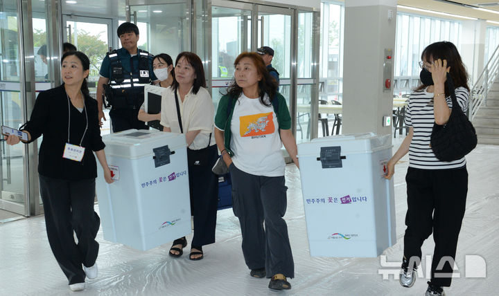 [울산=뉴시스] 배병수 기자 = 제9회 전국동시지방선거일인 3일 오후 개표소가 마련된 울산 남구 문수체육관에서 선거사무원들이 투표함이 옮기고 있다. 2026.06.03. bbs@newsis.com