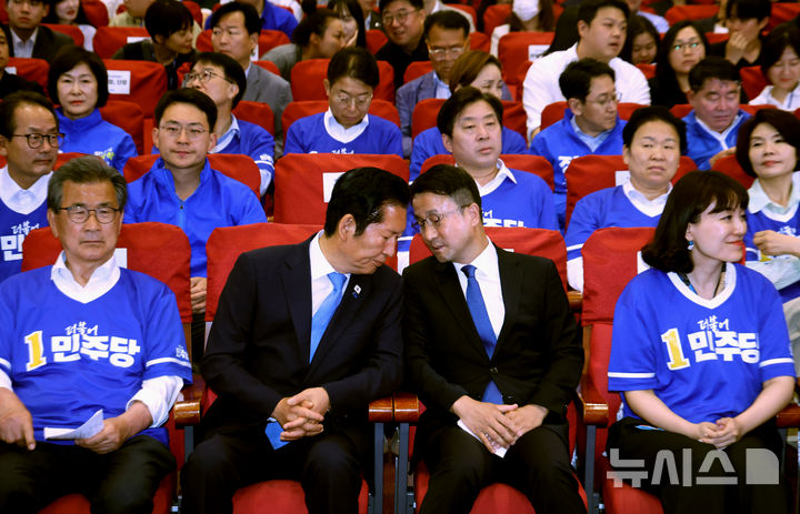 [서울=뉴시스] 김금보 기자 = 정청래 더불어민주당 대표와 한병도 원내대표가 3일 오후 서울 여의도 국회 의원회관에 마련된 개표 상황실에서 제9회 전국동시지방선거 출구조사 결과 발표를 시청하며 대화하고 있다. (공동취재) 2026.06.03. photo@newsis.com