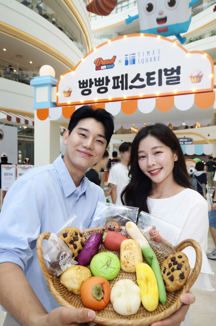 [서울=뉴시스] 3일 서울 영등포 타임스퀘어에서 열린 '2026 빵빵 페스티벌'에서 모델들이 빵을 소개하고 있다. 타임스퀘어는 오는 21일까지 인기 캐릭터 브레드이발소와 전국 베이커리 핫플 6개 브랜드(정남미명과·몬트쿠키·천안 뚜쥬르·테디뵈르하우스·아워온즈·사과당)가 입점한 '2026 빵빵 페스티벌'을 연다. (사진=타임스퀘어 제공) 2026.06.03. photo@newsis.com *재판매 및 DB 금지