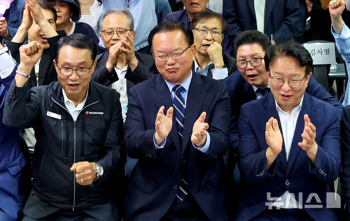 [대구=뉴시스] 이무열 기자 = 김부겸(가운데) 더불어민주당 대구시장 후보가 3일 오후 대구 달서구 선거사무소에서 출구조사를 확인한 뒤 기뻐하고 있다. 2026.06.03. lmy@newsis.com