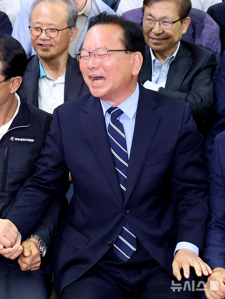 [대구=뉴시스] 이무열 기자 = 김부겸(가운데) 더불어민주당 대구시장 후보가 3일 오후 대구 달서구 선거사무소에서 출구조사를 확인한 뒤 기뻐하고 있다. 2026.06.03. lmy@newsis.com