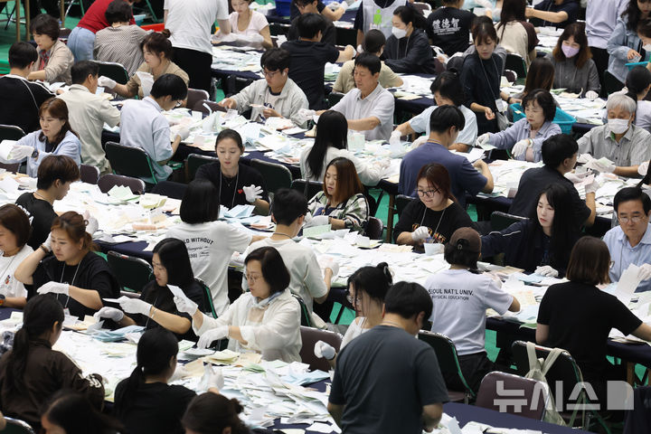 [서울=뉴시스] 배훈식 기자 = 제9회 전국동시지방선거일인 3일 오후 서울 관악구 서울대학교 종합체육관에 마련된 개표소에서 개표 사무원들이 개표 작업을 하고 있다. 2026.06.03. dahora83@newsis.com