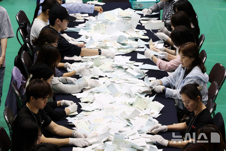 [서울=뉴시스] 배훈식 기자 = 제9회 전국동시지방선거일인 3일 오후 서울 관악구 서울대학교 종합체육관에 마련된 개표소에서 개표 사무원들이 개표 작업을 하고 있다. 2026.06.03. dahora83@newsis.com