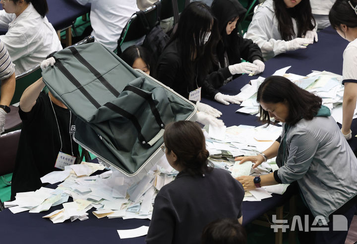 [서울=뉴시스] 배훈식 기자 = 제9회 전국동시지방선거일인 3일 오후 서울 관악구 서울대학교 종합체육관에 마련된 개표소에서 개표 사무원들이 개표 작업을 하고 있다. 2026.06.03. dahora83@newsis.com
