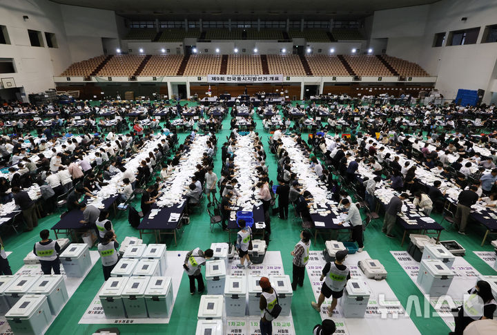 [서울=뉴시스] 배훈식 기자 = 제9회 전국동시지방선거일인 3일 오후 서울 관악구 서울대학교 종합체육관에 마련된 개표소에서 개표 사무원들이 개표 작업을 하고 있다. 2026.06.03. dahora83@newsis.com